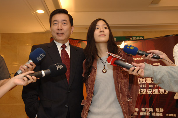 焦仁和與女兒連袂出席藝文活動，兩人的衣著和表情都顯示了父女性格的差異