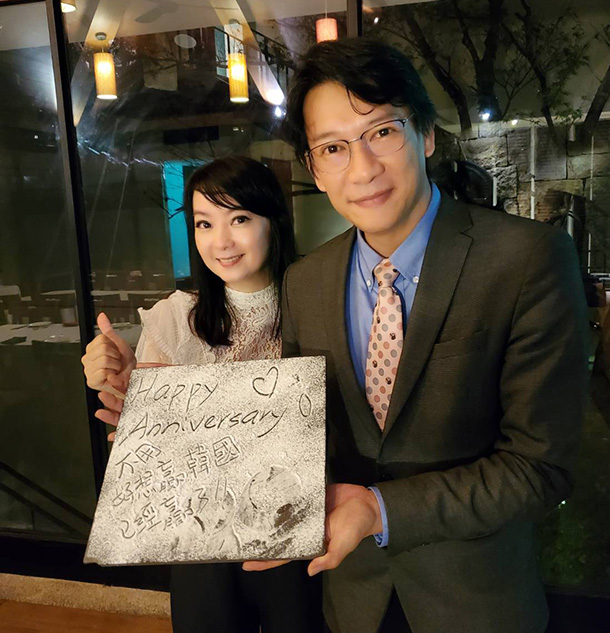 徐展元(右)因為在轉播球賽時一句「好想贏韓國」成為經典，與谷懷萱(左)的愛情之路，也充滿戲劇性情節。