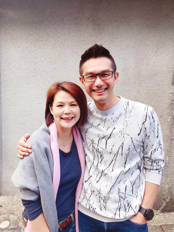 何戎和妻子Kelly結婚近二十年，兩人在家庭、事業上都給予對方最大的扶持和鼓勵。
