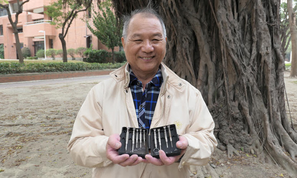 翁潤澤至今仍保留在高鐵時，德國工程師送他的工具組。