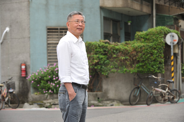在城市漫步中，江育誠執行他的「兩萬步計畫」，對人生的想法也隨時有新火花。