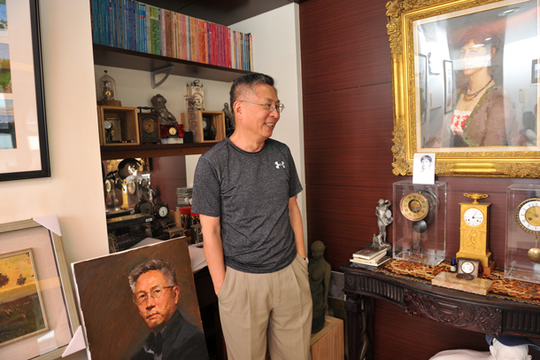 置身於滿室畫作和心愛藏品間，江育誠怡然自得。