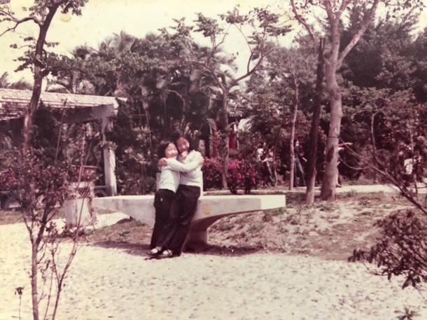 朱國珍姊妹在新公園合影